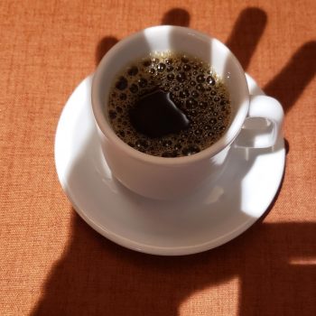 Alguém pra passar o café pra mim