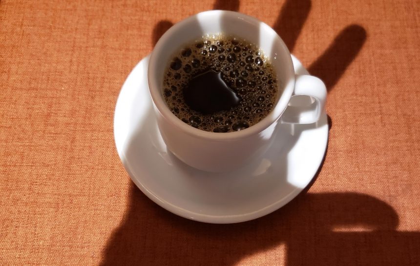 Alguém pra passar o café pra mim