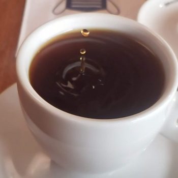 No tempo de uma gota de café